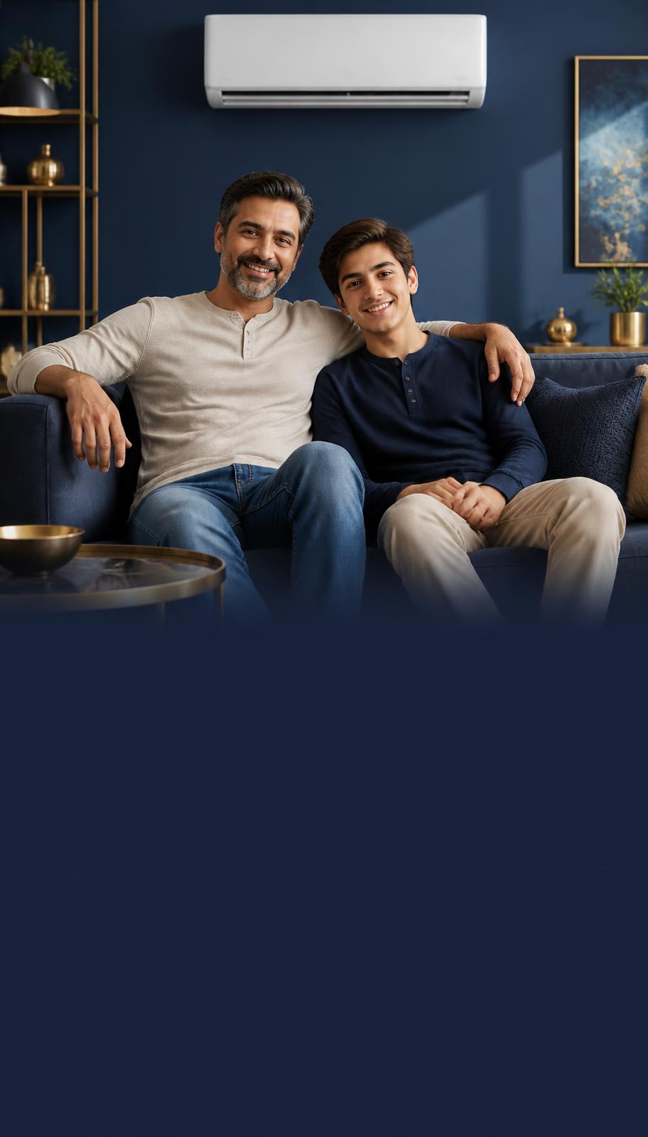 Pai e filho relaxando na sala climatizada com ar-condicionado split
